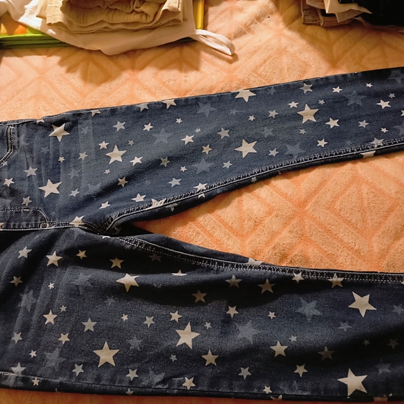 Women's Star Patterned Blue Jeans - Picture 3 of 4